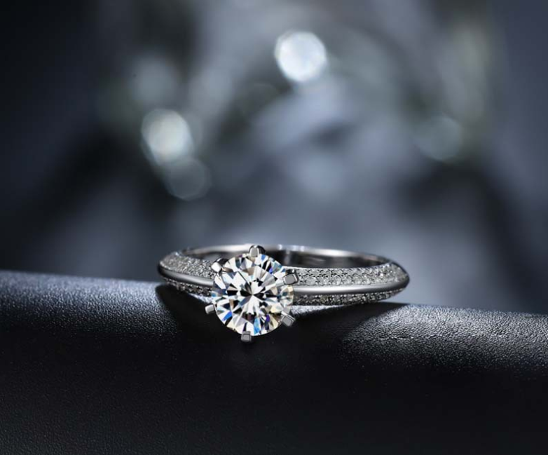 Six-claw paved with diamond luxury ring