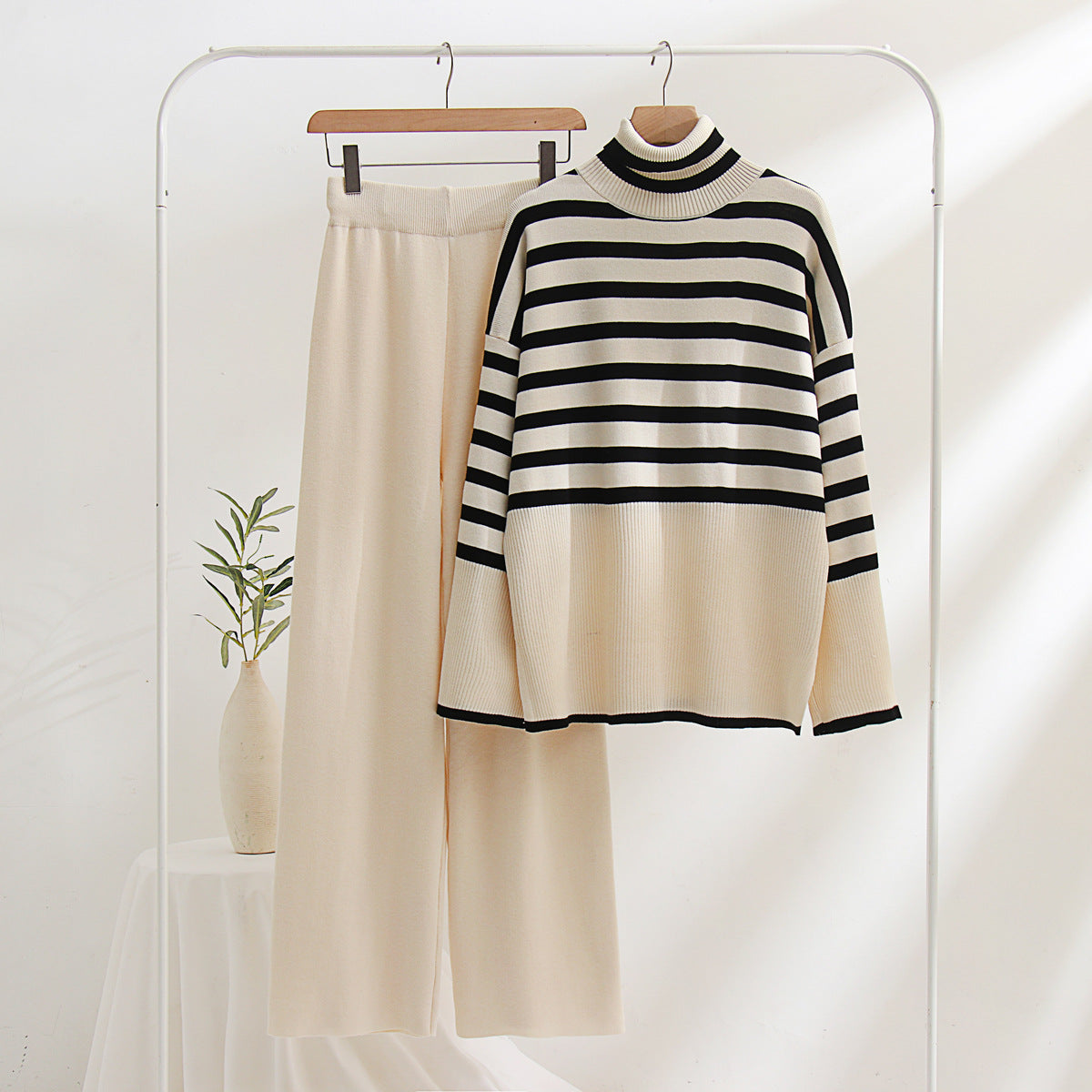 Striped Minimalist Knitted Two-piece Women's Suit